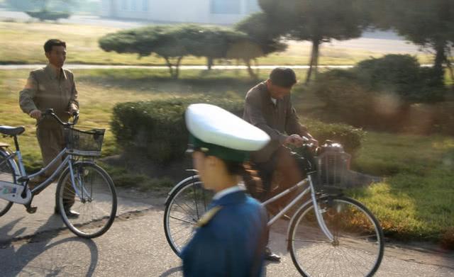 朝鲜平壤印象：自行车比汽车多，姑娘不但漂亮而且身材好-民族史