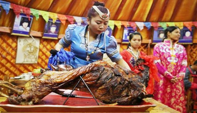 蒙古民族饮食文化-烤全羊