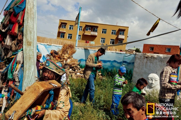 蒙古乌兰巴托的萨满有节奏地敲着鼓