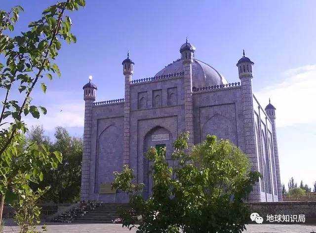 布格拉汗死后埋葬在阿图什，是新疆第一座伊斯兰墓