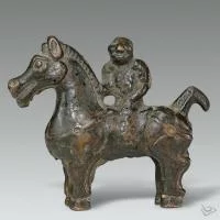 汉代匈奴人骑马铜像